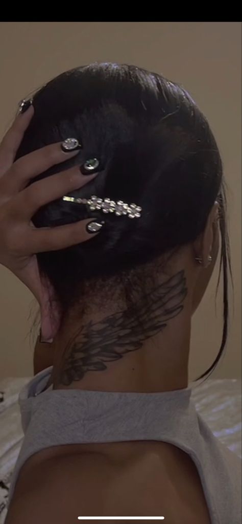 Black girl Angel wing neck tattoo. Painless permanent tattoo. Aesthetic tattoo, female tattoo ideas, medium tattoo, small tattoo. Wings On The Back Of Neck Tattoo, Angel Tattoo Neck Woman, Behind Ear Cover Up Tattoos For Women, Wing On Neck Tattoo, Angel Wings Behind Neck Tattoo, Wings On Neck Tattoo For Women, Neck Tattoos Women Angel, Angel Back Of Neck Tattoo, Wing Neck Tattoo For Women