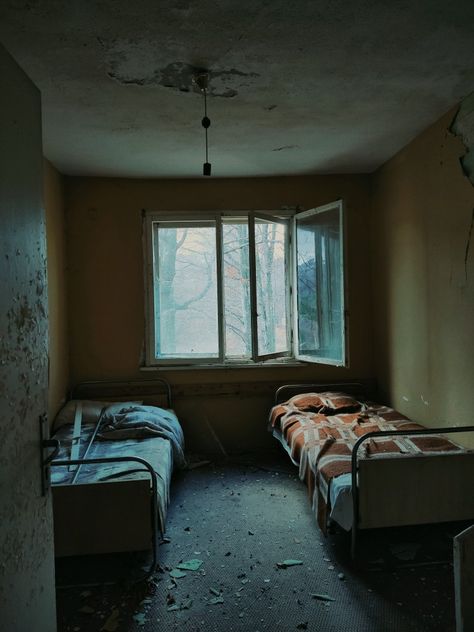 Old room Poor House Interior Aesthetic, Cramped Room Aesthetic, Poor House Aesthetic, Dirty Room Aesthetic, Old Room Vintage, Liminal Bedroom, Poor Bedroom, Old Hotel Room, Scary Bedroom