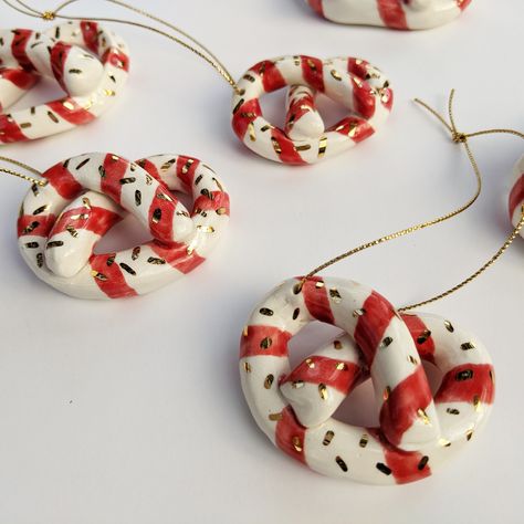 Ceramic Christmas Tree Ornaments, Ceramic Xmas Decorations, Ceramics Christmas Ornaments, Ceramics Christmas Ideas, Christmas Ceramics Ideas, Diy Clay Christmas Ornaments, Clay Ornaments Christmas, Christmas Clay Ornaments, Xmas Clay