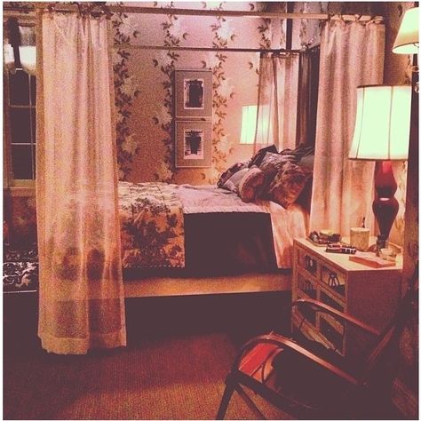 Movie Bedroom, Spencer House, Basketball Diaries, Troian Bellisario, Spencer Hastings, Teen Room Decor, Queen Dress, Room Stuff, Bedroom Layouts