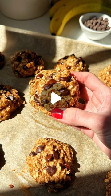 rachel on Instagram: "DAY 4 OF 7 DAYS OF EASY SNACK IDEAS! day 4 we are making THE BEST HEALTHY COOKIES!!!! 🍌🍫🍪say hello to your new go-to cookie everyone!! we are obsessed with these. plus they’re made with no butter, flour and sugar besides the chocolate chips. my kids and i have been snacking on these and tbh they’re a great morning snack too👌🏻these cookies are made with gluten-free and vegan ingredients and are such an easy recipe to bake - i promise you can make these!! they’re fool-proof

*SAVE* this recipe to try soon and comment “COOKIES” and i’ll message you how to make these💯

INGREDIENTS:
ripe bananas
creamy nut butter 
gf rolled oats
cinnamon
non-dairy milk 
vanilla extract
chopped nuts or raisins 
chocolate chips 

COMMENT “COOKIES” and i’ll DM you how to make these or h Oat Snacks, Easy Snack Ideas, Oats Snacks, Cracker Toppings, Non Dairy Milk, Vegan Ingredients, Morning Snack, Non-dairy Milk, Ripe Bananas