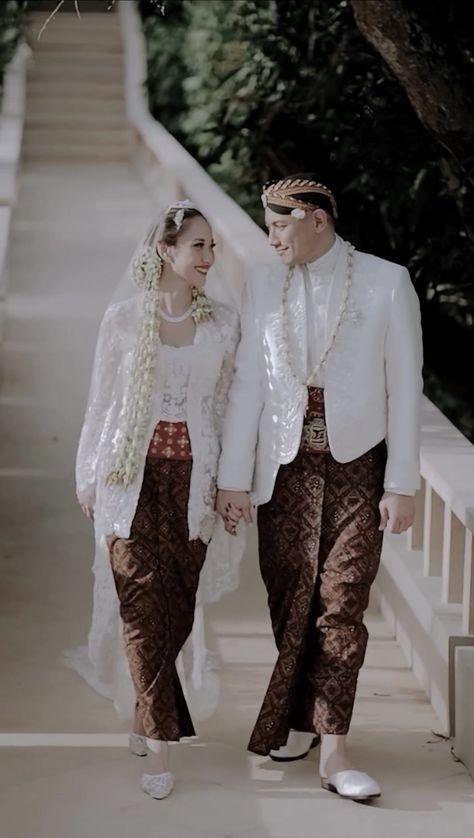 Indonesian Wedding Dress, Moodboard Wedding, Pose Prewedding, Javanese Wedding, Kebaya Wedding, Adat Jawa, Jeff Smith, Indonesian Wedding, Pre Wedding Photoshoot Outfit