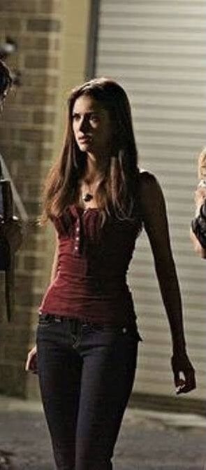 Elena Gilbert Outfits Summer, Elena Gilbert Full Body Pic, Elena Gilbert Summer Outfits, Elena Gilbert Tank Top, Elena Gilbert Red Top, 2000s Fashion Women, Elena Gilbert Tanks, Elena Gilbert Cardigan, Early 2000s Outfits