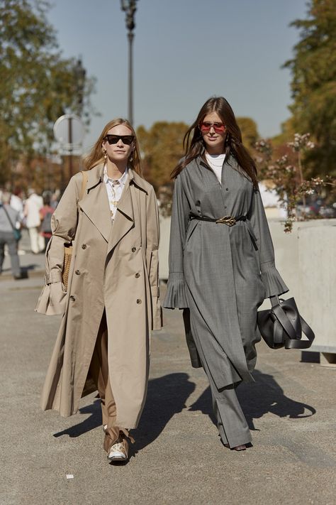 The Impression Trench Coat Street Style, Burberry Trench, Burberry Trench Coat, Vintage Burberry, Fashion Couple, Fashion Week Spring, Street Fashion, Paris Fashion, Make Me Smile