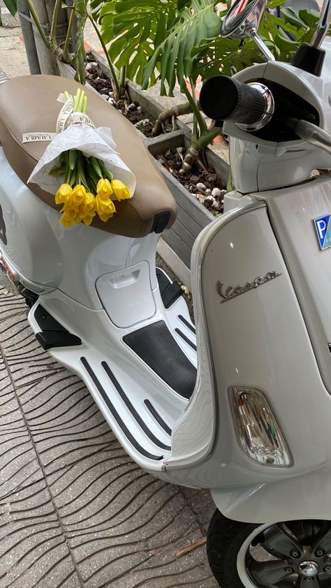 Vespa Scooters Aesthetic, Scooter Aesthetic, Vespa Aesthetic, White Vespa, New Vespa, Vespa 125, Aesthetic Shop, Vespa Scooters, Blessed Life