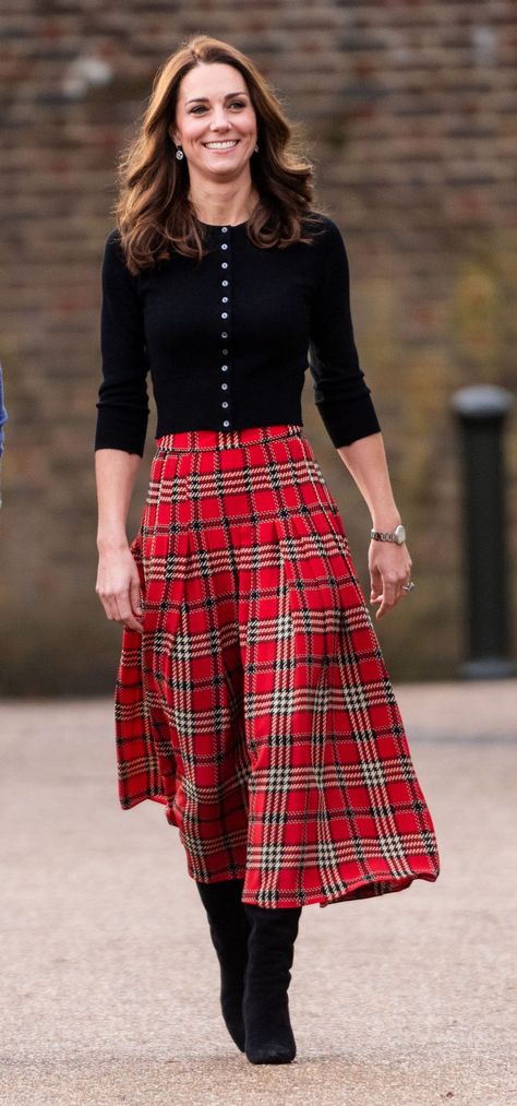 Kate Middleton just wore the most festive outfit to meet Father Christmas- CosmopolitanUK Kate Middleton Stil, Kate Middleton Skirt, Style Kate Middleton, Kate Middleton Style Outfits, Roland Mouret Dress, Looks Kate Middleton, Duchesse Catherine, Kate Middleton Pictures, Kate Middleton Dress