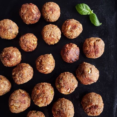 Vegan Meatballs Meatballs With Gravy, Tvp Recipes, Meatball Curry, Curry With Rice, Meatless Burgers, Curry Meatballs, Meatball Sandwich, Vegetable Stock Cubes, Dehydrated Vegetables