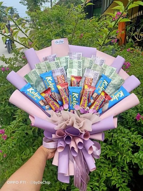 Buket Graduation, Diy Bouquet Wrap, Bouquet Tutorial, Money Flowers, Money Bouquet, Wedding Gifts Packaging, Flower Bouquet Diy, Flower Box Gift, Snack Gift