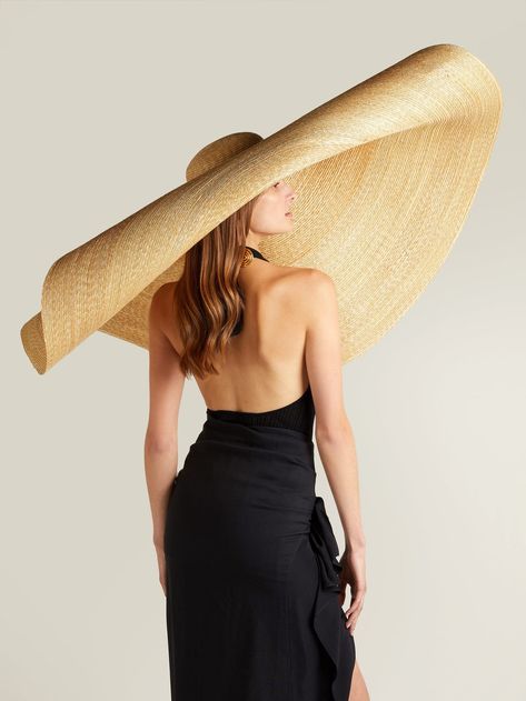 This oversized sun hat by ‘Jacquemus’ is called “Le Grand Chapeau Bomba Hat” & it deserves such an extravagant name, too! The design retails for $590 💠 Simon Porte Jacquemus (b. 16 January 1990 in Salon-de-Provence, France) is a French fashion designer & founder of the ‘Jacquemus’ fashion label. Womens Straw Hats, Floppy Straw Hat, Floppy Beach Hat, Wide Brim Straw Hat, Floppy Sun Hats, Sun Protection Hat, Sun Hats For Women, Beach Hat, Wide Brimmed Hats