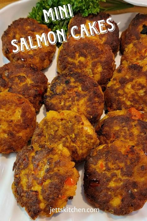 Mini Salmon Cakes Food For Traveling, Grill Salmon, Salmon Cakes Recipe, Mini Grill, Salmon Patties Recipe, Lemon Uses, Salmon Cakes, Salmon Patties, No Salt Recipes