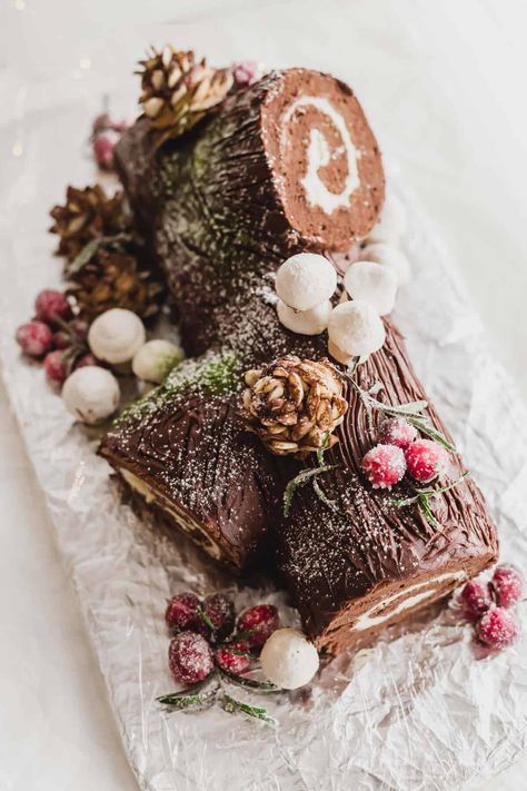 Completed Buche de Noel yule log cake with decorations on foil. Yule Log Recipe, Christmas Yule Log, Chocolate Yule Log, Yule Log Cake, Korean Dessert, Cakes To Make, Cake Roll Recipes, Log Cake, Torte Cupcake