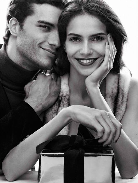 Amanda Wellsh for Vogue Spain Vogue Couple Photoshoot, Amanda Wellsh, Fashion Editorial Couple, Vogue Editorial, Christmas Look, Family Photo Pose, Vogue Spain, Black And White Love, Ad Campaigns