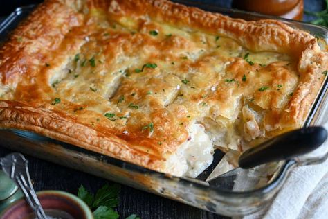 This Swiss Chicken Casserole features layers of creamy chicken, sliced almonds, and cheese, topped with a puff pastry crust and baked to golden perfection. Chicken Cassrole, Swiss Chicken Casserole, Swiss Chicken Bake, Swiss Chicken, Puff Pastry Crust, Chicken Casserole Easy, Almond Chicken, Winter Comfort Food, Pastry Crust