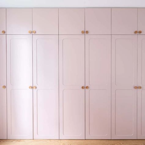 IKEA Hack : 4 idées pour relooker son dressing IKEA en version luxe | AD Magazine Dressing Pax Ikea, Dressing Pax, Dressing Ikea, Ikea Pax Hack, Ad Magazine, Ikea Pax, Kids Wardrobe, Ikea Hack, Cupboard