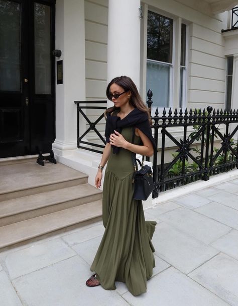 Olive Green Is The Next Biggest Color Trend – Here's 6 Ways To Style It London Summer Outfits, What To Wear Casual, London Outfit Ideas, Olive Green Outfit, Olive Maxi Dress, Olive Green Dress, Green Mini Skirt, London Outfit, Green Outfit