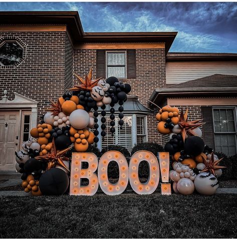 Carnival Theme Halloween Decorations, Halloween Circus Theme Yard, Spooky One First Birthday Balloons, Halloween Balloon Installation, Haloween Decoracion Balloon, Globos Halloween, Rip 20s, Halloween Balloons Decorations, Halloween Party Backdrop