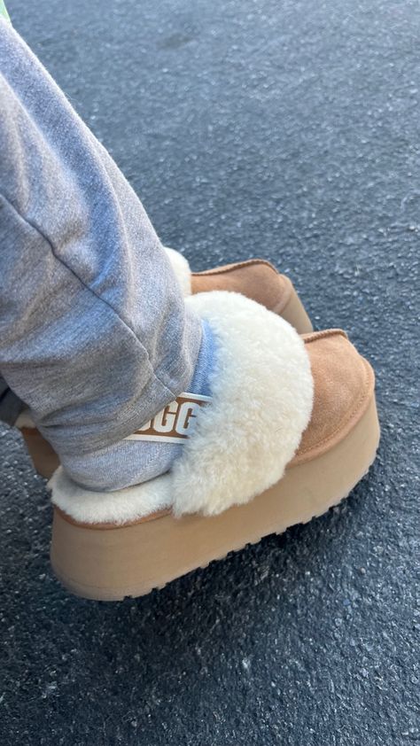 Ugg Funkette, Cute Uggs, Fluffy Shoes, Knitting Tips, Pretty Shoes Sneakers, Shoes Outfit Fashion, Cute Slippers, Shoe Wishlist, Fresh Shoes