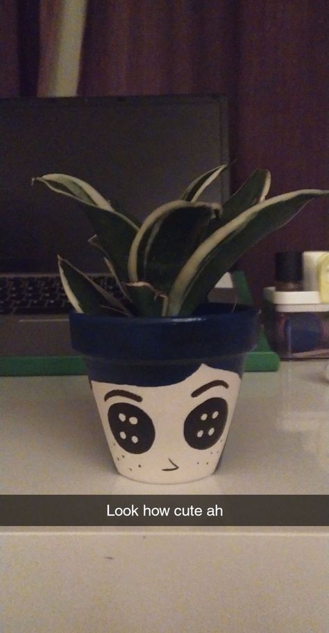 Beetlejuice Plant Pot, Halloween Flower Pot Ideas, Flower Pot Halloween, Witchy Plant Pots, Spooky Flower Pots, Halloween Pots, Plant Pots Crafts, Horror Crafts, Flower Pot Art