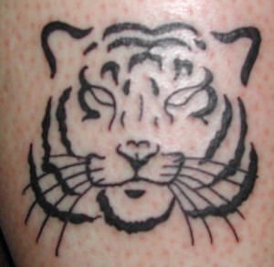 tiger outline tattoo Tiger Henna Tattoo, Tiger Outline Tattoo, Lion Henna, Boy Henna, Henna For Boys, Tiger Outline, Tiger Face Tattoo, Face Tats, Cute Henna