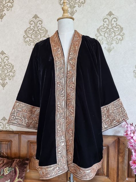 Velvet Kimono Coat, Tilla Work Embroidery Suits, Kashmiri Look, Kashmiri Clothing, Tilla Work Embroidery, Kashmiri Tilla Embroidery, Business Casual Womens Fashion, Kashmiri Suits, Tilla Embroidery