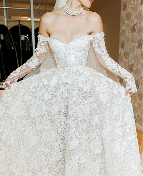 Sleeve Wedding Dress Lace, Queen Wedding Dress, Slippers White, Long Sleeve Wedding Dress, Pretty Wedding Dresses, Wedding Dress Lace, Long Sleeve Wedding Dress Lace, Dream Wedding Ideas Dresses, Sleeve Wedding Dress