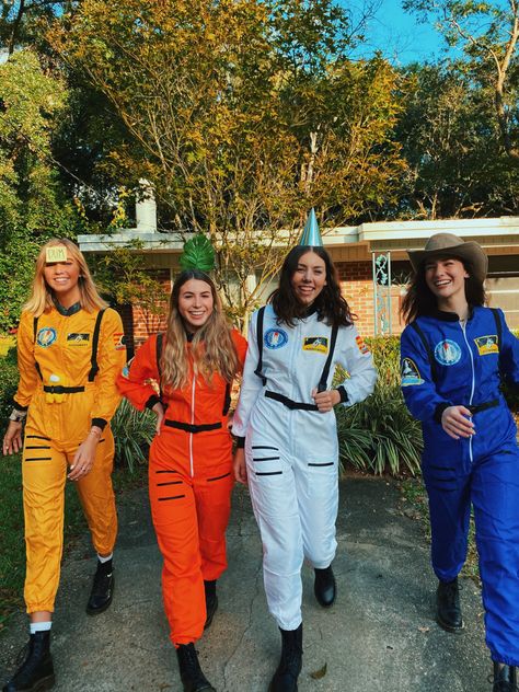 Among Us Group Costume, Space Group Costume, Among Us Halloween Costume Diy, Amongus Costume, Halloween Space Costumes, 6 People Costume Ideas, Costume Ideas For 4 People, Costume For 4 People Group, Space Costume Ideas