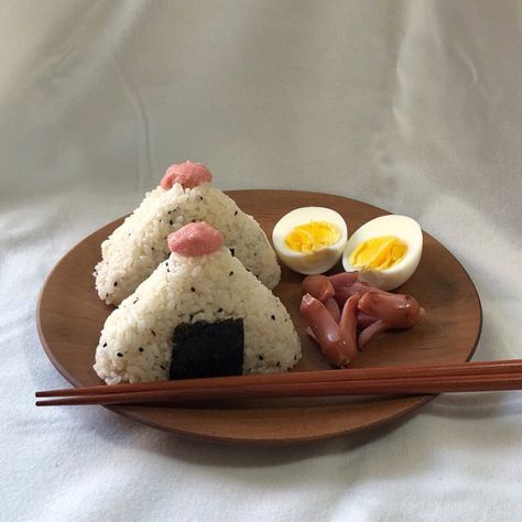 Rice Balls Aesthetic, Rice Aesthetic Food, Rice Ball Aesthetic, Anime Rice Balls, Rice Balls Onigiri, Rice Ball Bento, Minimalist Food, Tuna Rice, Ball Aesthetic