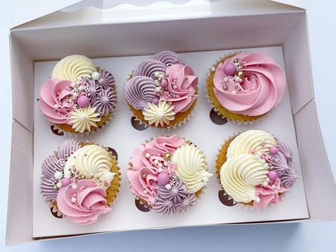 Purple And Pink Cupcakes Birthday, Pink And Purple Cupcakes, Girly Cupcakes, Pink Cupcakes Birthday, Floral Food, Mothers Day Cupcakes, Purple Cupcakes, Vintage Birthday Cakes, Butterfly Cupcakes