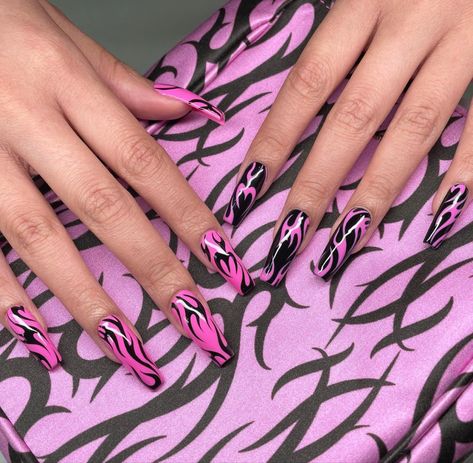 Clawdeen Wolf Inspired Nails, Monster High Nails Clawdeen, Gothic Pink Nails, Draculaura Nails Acrylic, Clawdeen Wolf Nails, Goth Pink Nails, Monster High Inspired Nails, Goth Barbie Nails, Pink Goth Nails