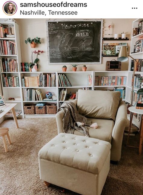 Home Book Library, Kids Craft Room Ideas, Therapy Playroom, Office Homeschool Room, Homeschool Bookshelf, Playroom Homeschool Room, Home School Room Ideas, Old White House, 1800s Farmhouse