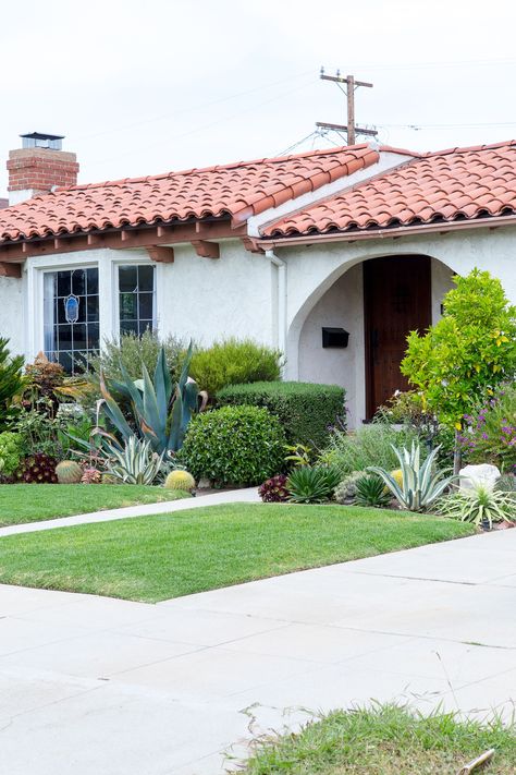 Spanish Style Bathrooms, Spanish Bathroom, Spanish Exterior, Spanish Bungalow, California Bungalow, Colonial Style Homes, Perfect Bathroom, Global Home, Mediterranean Home Decor