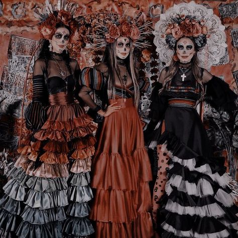 Catrina Costume Dresses, Makijaż Sugar Skull, Mexican Makeup, Catrina Costume, Chicana Style, Neil Patrick, Mexican Fashion, Diy Kostüm, Halloween Makeup Inspiration