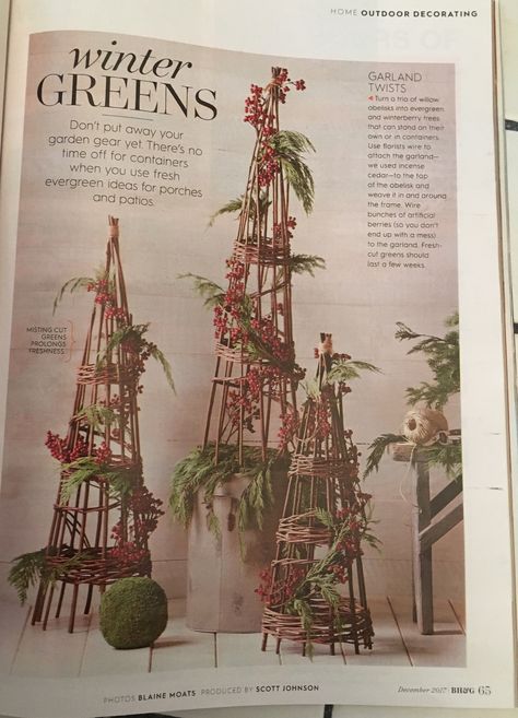 Decorated willow obelisks for decorating outdoors. Natal Natural, Winter Garland, Christmas Planters, Green Garland, Front Porch Christmas Decor Ideas, Porch Christmas Decor Ideas, Porch Christmas Decor, Front Porch Christmas, Garden Artwork