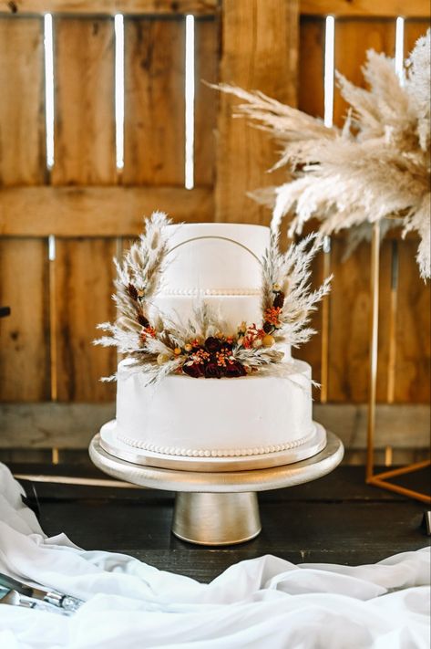 Teresa Lynn Cakes LLC designed this rustic boho wedding cake with a gold ring adorned with pampas and dried florals Rustic Boho Wedding Cake, Wedding Cake With Gold, Large Gold Ring, Creative Sweets, Cake With Gold, Boho Wedding Cake, Rustic Boho Wedding, Dried Florals, Gold Wedding Cake