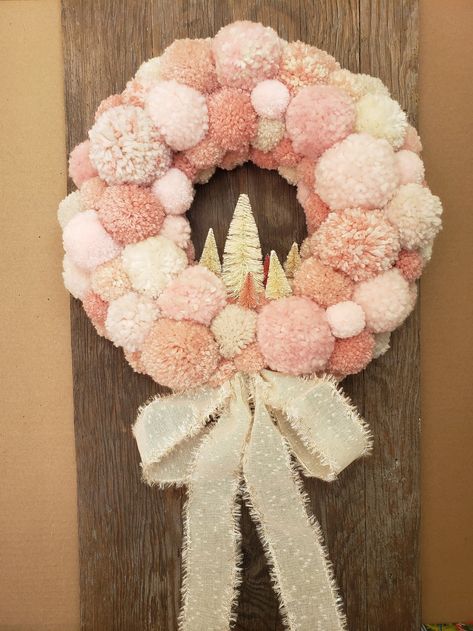 Pom-pom Wreath new Orleans Beignet - Etsy White Pom Pom Wreath, Diy Pink Christmas Wreath, Pink Christmas Crafts Diy, Christmas Etsy Ideas, Pink Winter Decor, Pink Christmas Diy Decoration, Pink Christmas Wreath Ideas, Handcraft Ideas To Sell, Pompon Wreath