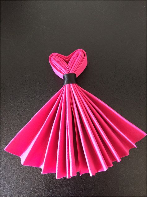 Pliage De Serviette En Papier Facile A Faire Fashion Diy Napkin Folding, Napkin Folding Tutorial, Fancy Napkin Folding, Paper Napkin Folding, Creative Napkins, Folding Ideas, Origami Dress, Tafel Decor, Diy Napkins