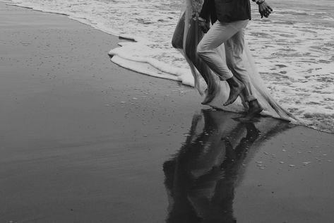 Beach Elopement Casual, El Matador Beach Engagement, Beach Elopement Photography, Malibu Elopement, Pre Wedding Praia, Beach Elopement Ideas, Engagement Pictures Beach, Elopement Beach, Matador Beach