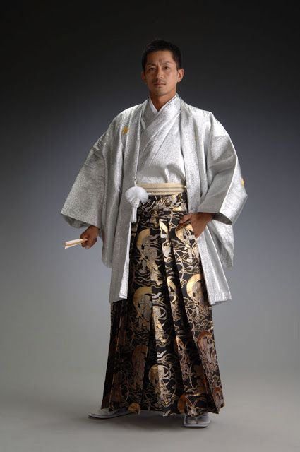 Men's Kimono (Kimono is more formal that the Yukata, which is used more for summer festivals) Look Kimono, Japanese Mens Fashion, Kimono Traditional, Japanese Traditional Clothing, Japanese Costume, Kimono Japan, Male Kimono, Mode Kimono, Traditional Kimono