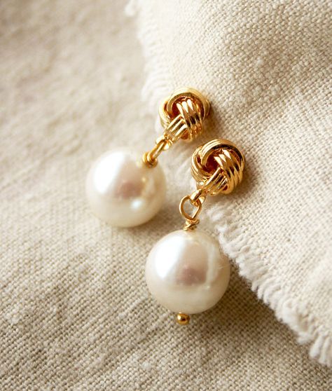 Vintage Pearl Earrings, Bridal Jewelry, Pearl Post Earrings  These are the earrings you will reach for time and time again. Earrings are lovely vintage Japanese glass pearls attached to a gold filled knot post. The color is a beautiful luminous pearlized white. **I currently have a non patterned knot post in stock. See picture #4 for the post earring. Otherwise, earrings are the same.  + Vintage Glass Pearl. 14K Gold Plated Knot with Surgical Steel Post. + Earrings measure 1 inch (2.54 cm) in... Vintage Pearl Earrings, Simple Pearl Earrings, Pearl Earrings Designs, Bridesmaid Pearl Earrings, Black Pearl Earrings, Jade Crystal, Black Pearls, Simple Pearl, Bridal Earrings Pearl