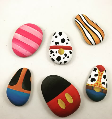 Disney rocks Cute And Easy Rock Painting Ideas, Toy Story Rock Painting, Cute Simple Rock Painting Ideas, Rock Painting Ideas Characters, Painted Rocks Preppy, Rock Painting Characters, Disney Painted Rocks Easy, Disney Rock Art, Mini Rock Painting Ideas