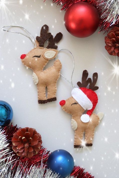 Felt Christmas Ornaments Reindeer, Reindeer Felt Ornaments, Felt Reindeer Ornaments, Felt Xmas Decorations, Tree Paper Craft, Reindeer Christmas Decorations, Flower Making With Paper, Christmas Tree Paper Craft, Felt Reindeer