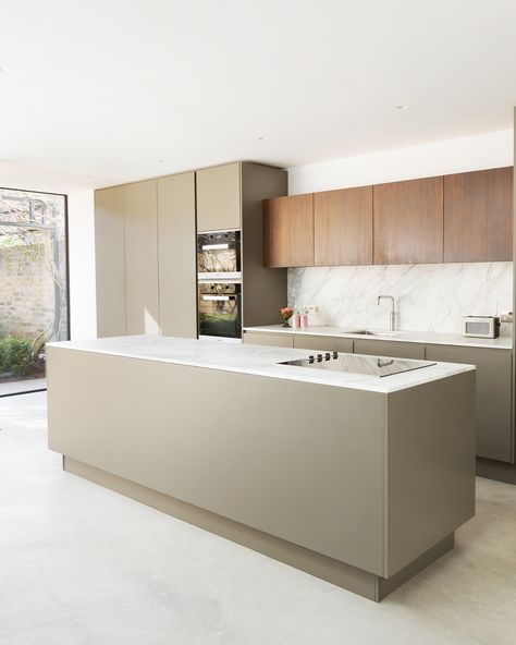 A kitchen that effortlessly blends natural beauty and contemporary design! This kitchen is a breathtaking symphony of soothing palettes of marble, rich walnut, and captivating olive-green cabinetry! #kitchendesign #marblelove #dreamkitchen https://www.solakitchens.com/outside-in/ Polished Concrete Floor Kitchen, Concrete Floor Kitchen, Double Height Space, Symphony Kitchen, Floating Bench, Marble Floor Kitchen, Olive Kitchen, Olive Green Kitchen, Polished Concrete Floor