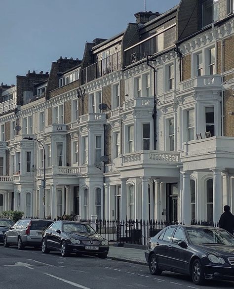 London Houses Aesthetic, Townhouse England, Town House Aesthetic, London Apartment Aesthetic, Dream Townhouse, Townhouse Bedroom, Classic Apartment, Architecture London, Townhouse Exterior