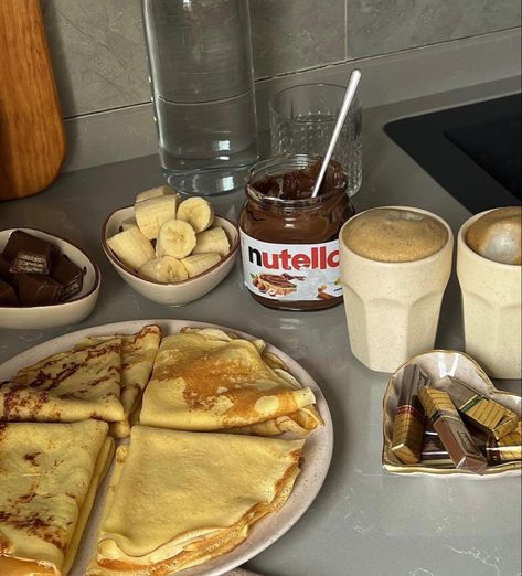 #nutella #crepes #banana #coffee #chocolate #breakfast Foods For Abs, Nutella Crepes, Chocolate Breakfast, Banana Coffee, Coffee Chocolate, Food Therapy, Yummy Comfort Food, Sweet Snacks Recipes, Delicious Snacks Recipes