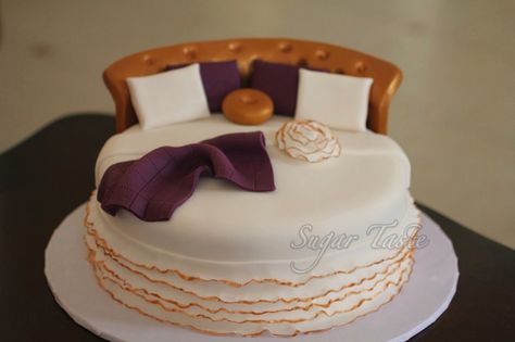 Round bed cake 49ers Cake, Bed Cake, Circle Bed, Round Bed, Specialty Cake, Cake Shapes, Bedroom Decorating Ideas, Small Cake, Holiday Cakes