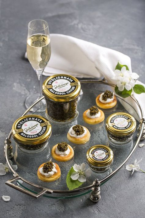 How To Serve Caviar, Caviar Bar, Buffet Cake, Caviar Appetizers, Wine Truffles, Pizza Hamburger, Taittinger Champagne, Caviar Dishes, Caviar Recipes