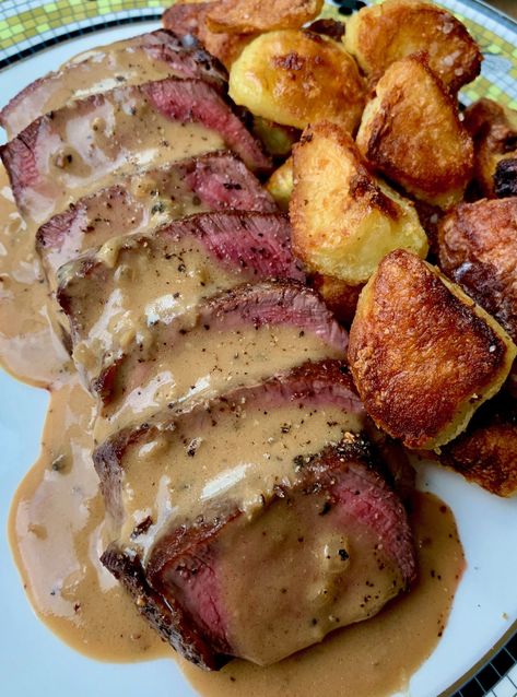 Peppercorn Cream Sauce, Seared Filet Mignon, Meat And Potatoes, Peppercorn Sauce, Beef Tenderloin, Idee Pasto Sano, Beef Dinner, Beef Dishes, Steak Recipes