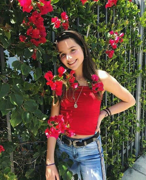 Roses are red....Annie is perfect Annie Leblanc 2017, Jules Leblanc Instagram, 2017 Outfits, Annie Leblanc, Jules Leblanc, Outing Outfit, Family Photoshoot Outfits, Fall Family Pictures, Pink One Piece