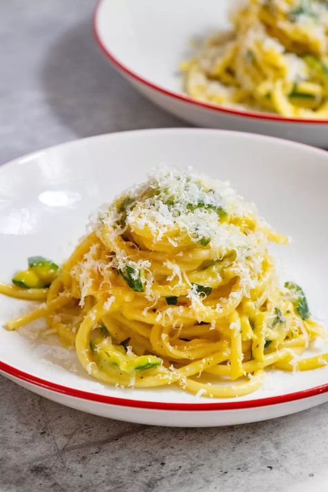 Giada's Zucchini Carbonara Zucchini Carbonara, Pasta Alla Carbonara, Hot Cross Bun, Healthy Pasta, Diner Recept, Pasta Carbonara, Spaghetti Carbonara, Most Popular Recipes, Zucchini Recipes