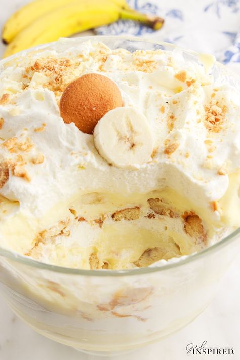 This no bake banana pudding trifle is filled with layers of bananas, fresh, sweet whipped cream, and layers of Nilla wafer cookies. Making it in a trifle dish adds a fun twist to the classic dessert and it's pretty to look at too! The best part is that it's made with 6 simple ingredients and only takes 20 minutes from start to finish. Banana Cream Pie Trifle, Banana Trifle Desserts, Banana Nilla Wafer Dessert, Angel Food Trifle, Banana Creme Pie, Banana Trifle, Pudding Trifle, Banana Pudding Trifle, Cookies Making